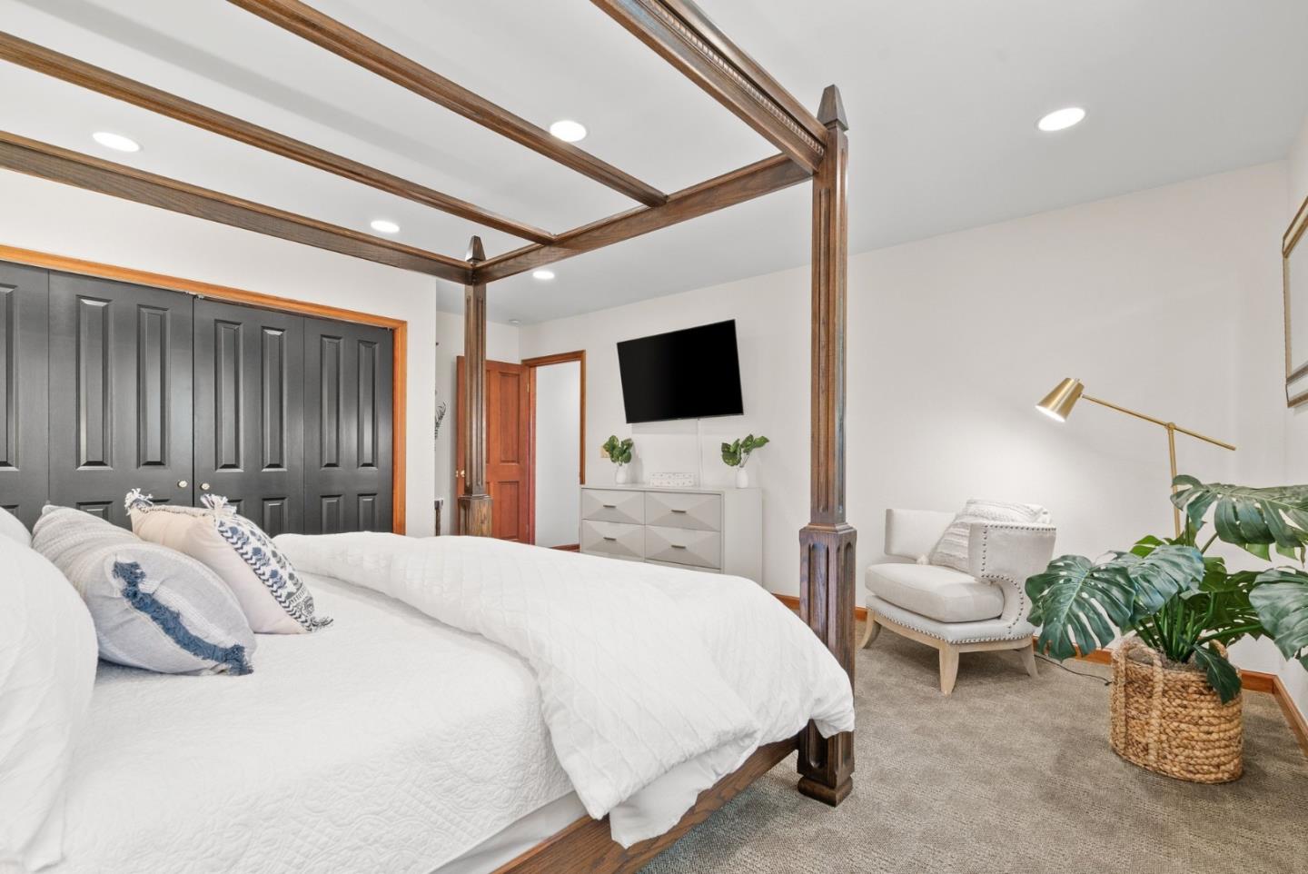 Detail Gallery Image 42 of 102 For 17 Kite Hill Rd, Santa Cruz,  CA 95060 - 4 Beds | 3/1 Baths