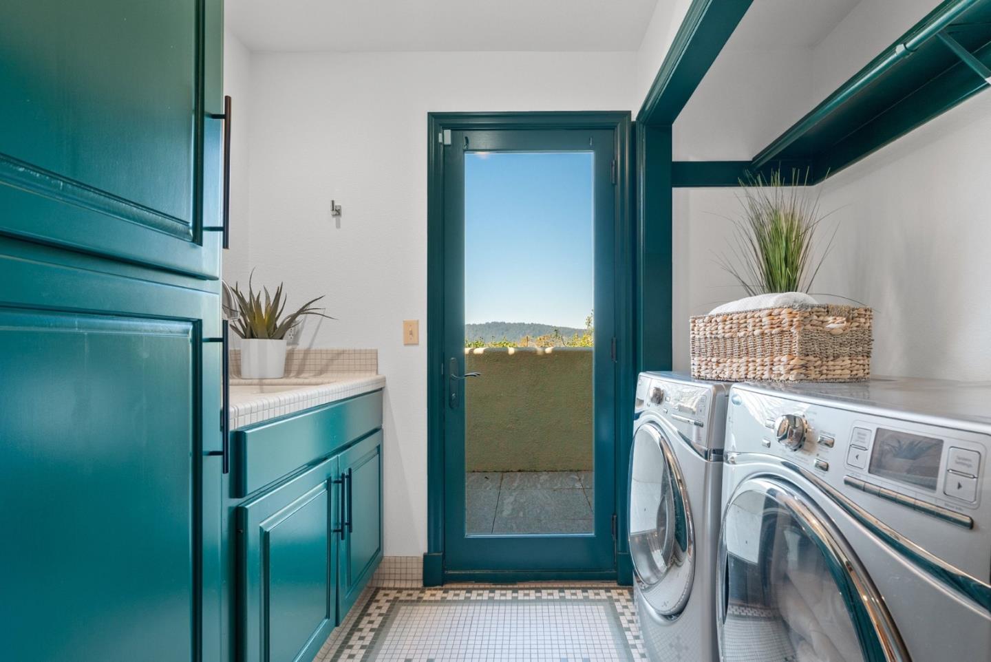 Detail Gallery Image 44 of 102 For 17 Kite Hill Rd, Santa Cruz,  CA 95060 - 4 Beds | 3/1 Baths