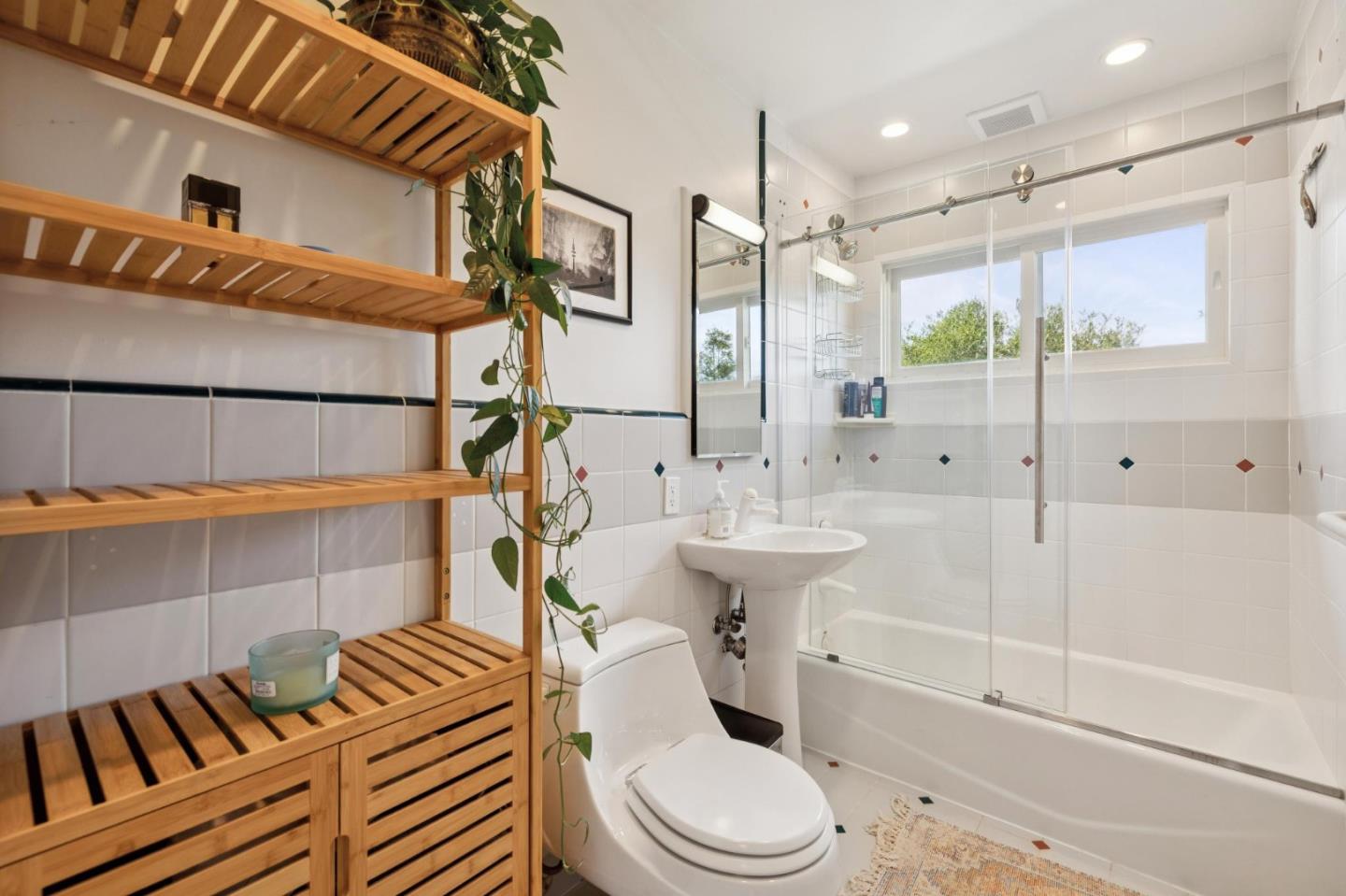 Detail Gallery Image 18 of 26 For 55 Asilomar Cir, Oakland,  CA 94611 - 2 Beds | 1 Baths