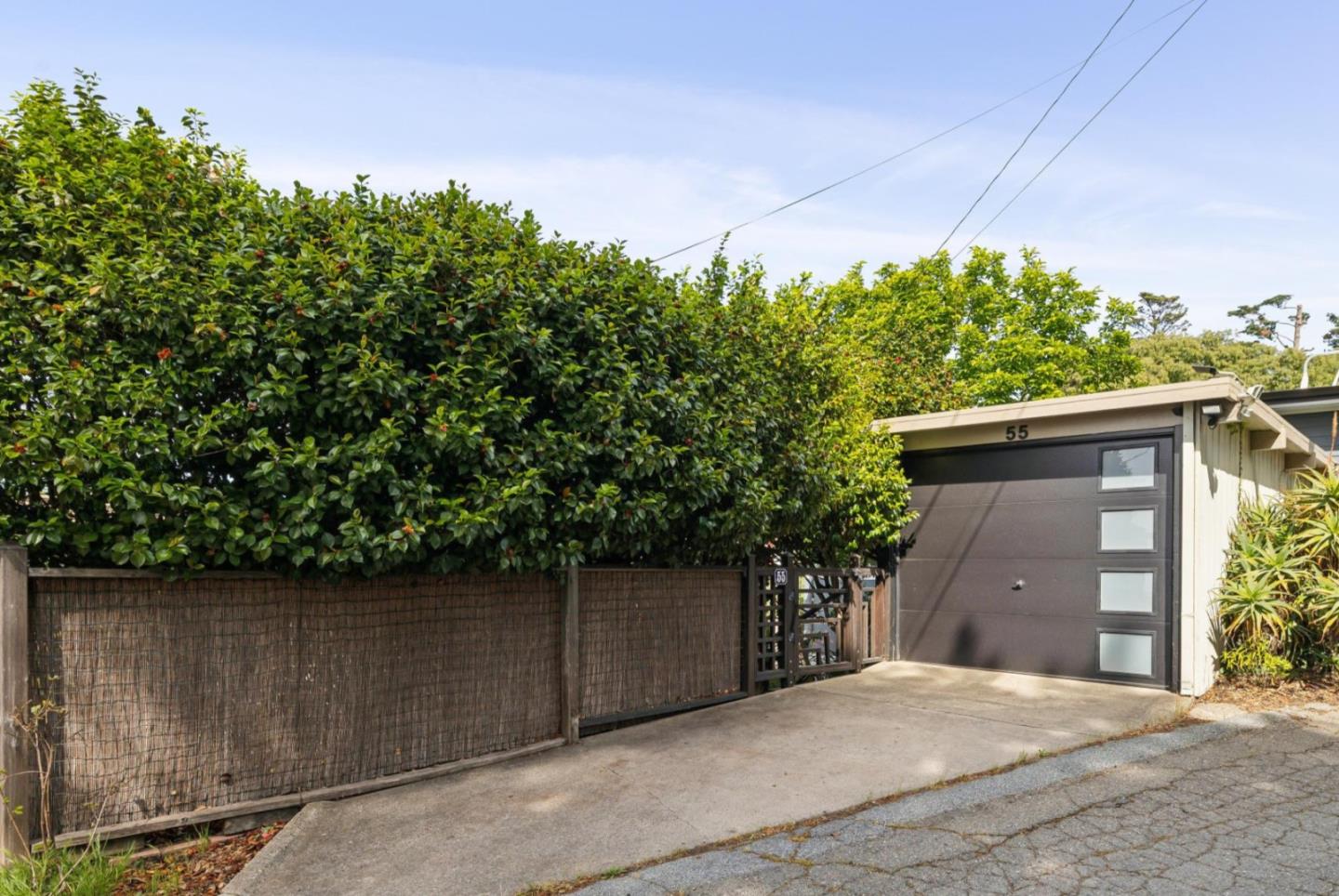 Detail Gallery Image 2 of 26 For 55 Asilomar Cir, Oakland,  CA 94611 - 2 Beds | 1 Baths