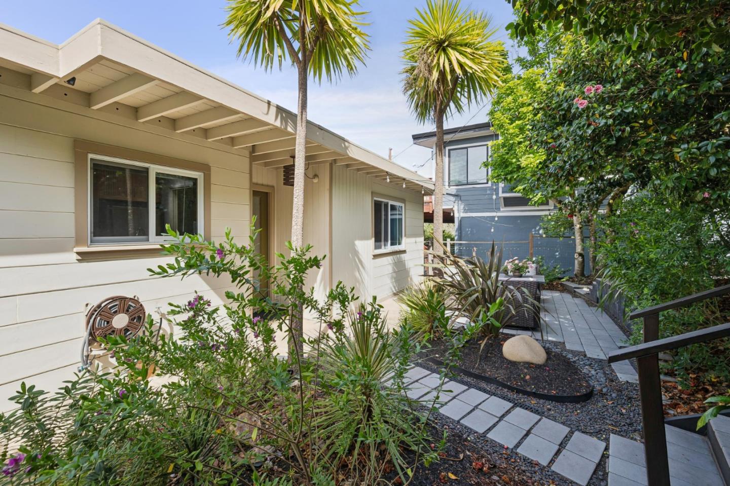 Detail Gallery Image 3 of 26 For 55 Asilomar Cir, Oakland,  CA 94611 - 2 Beds | 1 Baths