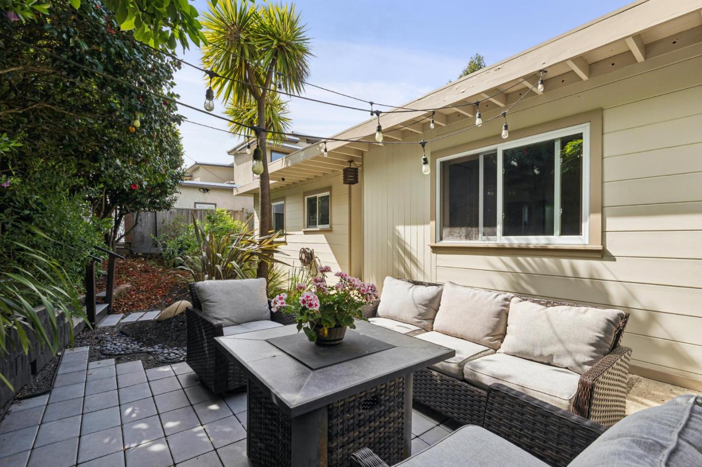 Detail Gallery Image 4 of 26 For 55 Asilomar Cir, Oakland,  CA 94611 - 2 Beds | 1 Baths