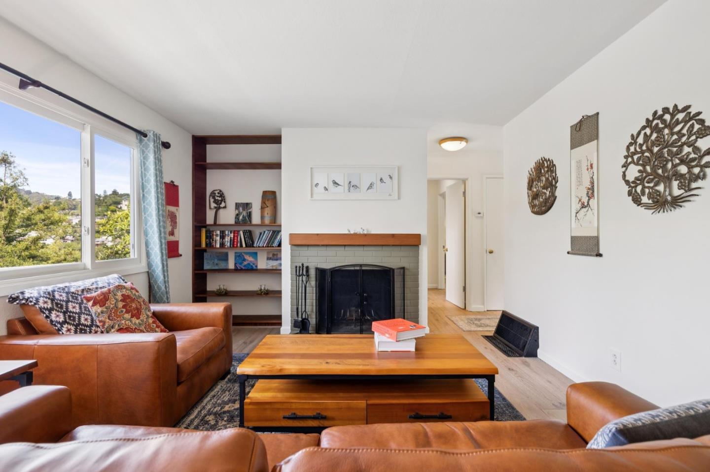 Detail Gallery Image 8 of 26 For 55 Asilomar Cir, Oakland,  CA 94611 - 2 Beds | 1 Baths