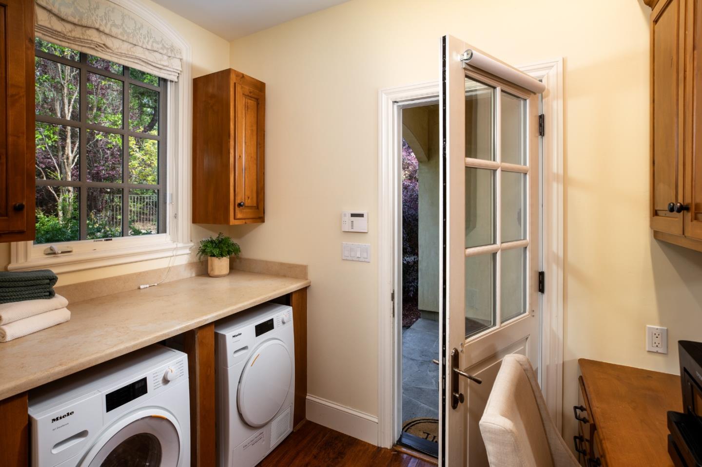 Detail Gallery Image 16 of 44 For 25550 Moody Rd, Los Altos Hills,  CA 94022 - 5 Beds | 4/1 Baths