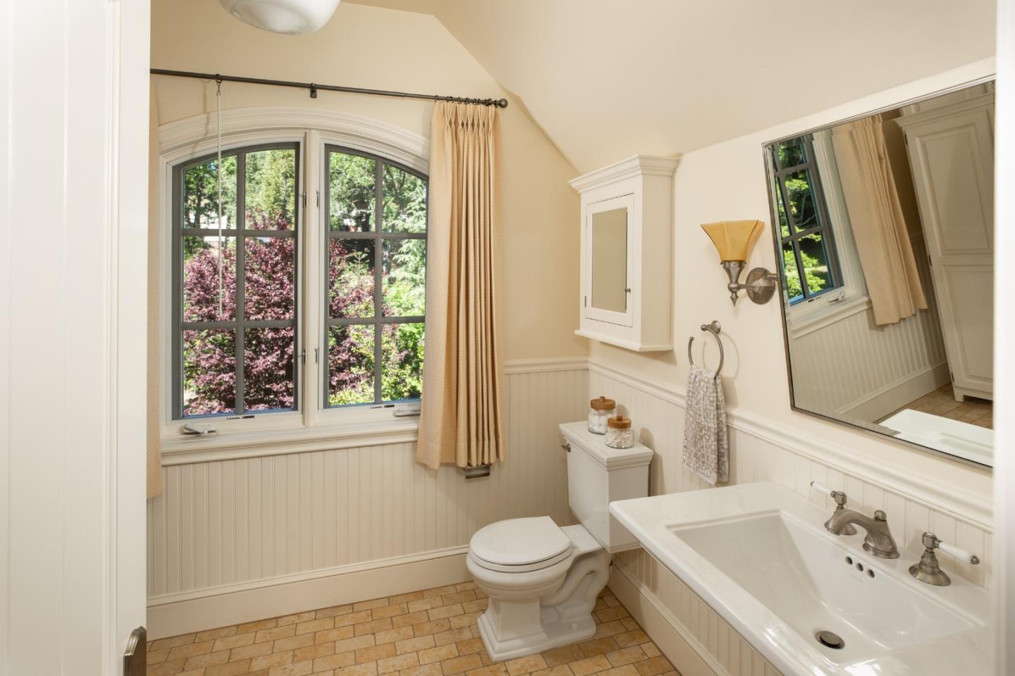 Detail Gallery Image 30 of 44 For 25550 Moody Rd, Los Altos Hills,  CA 94022 - 5 Beds | 4/1 Baths