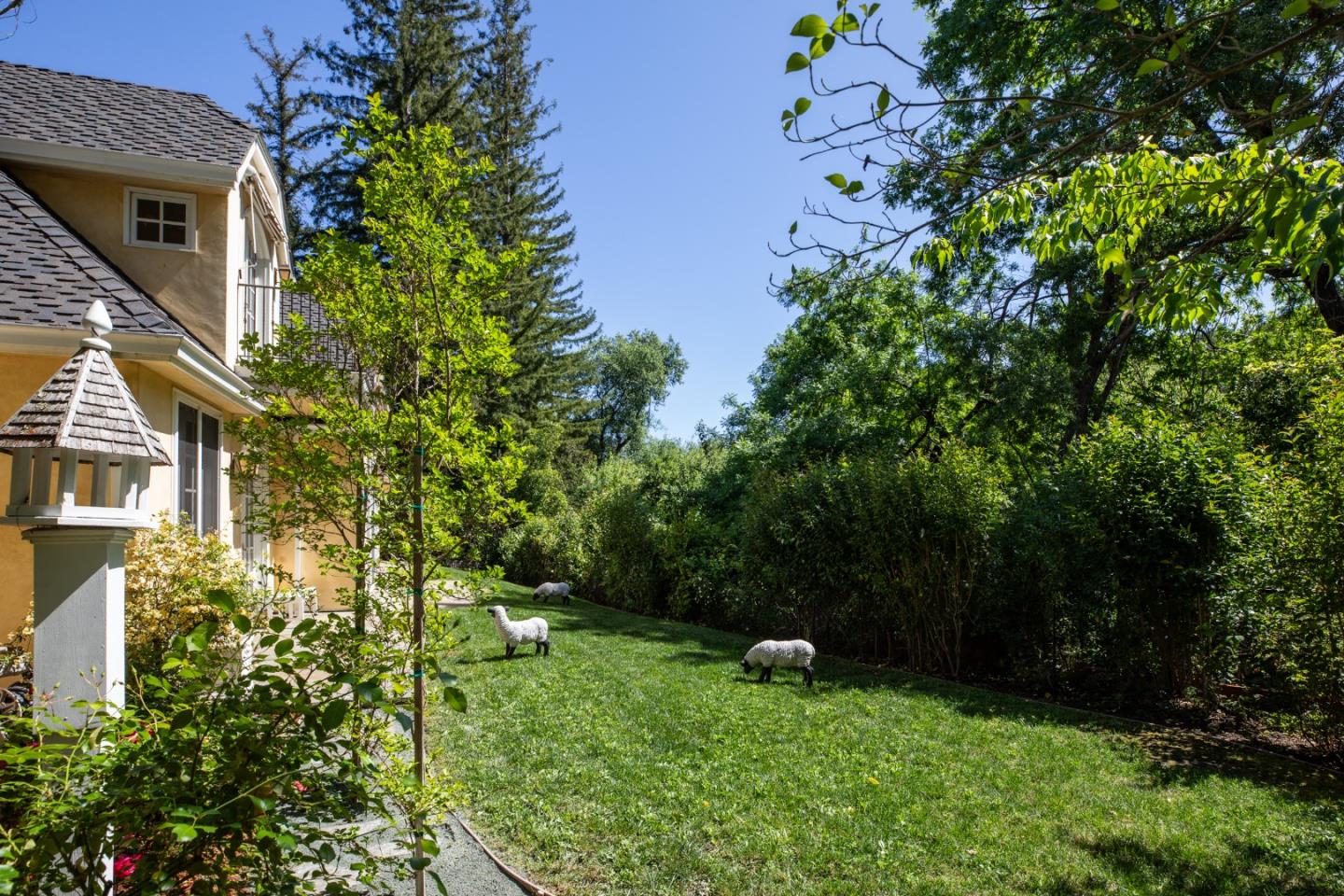 Detail Gallery Image 34 of 44 For 25550 Moody Rd, Los Altos Hills,  CA 94022 - 5 Beds | 4/1 Baths