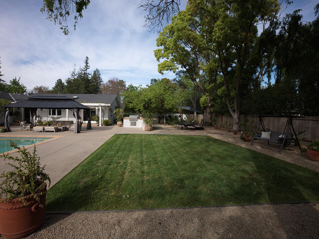 Detail Gallery Image 24 of 31 For 2 Callado, Atherton,  CA 94027 - 5 Beds | 5 Baths