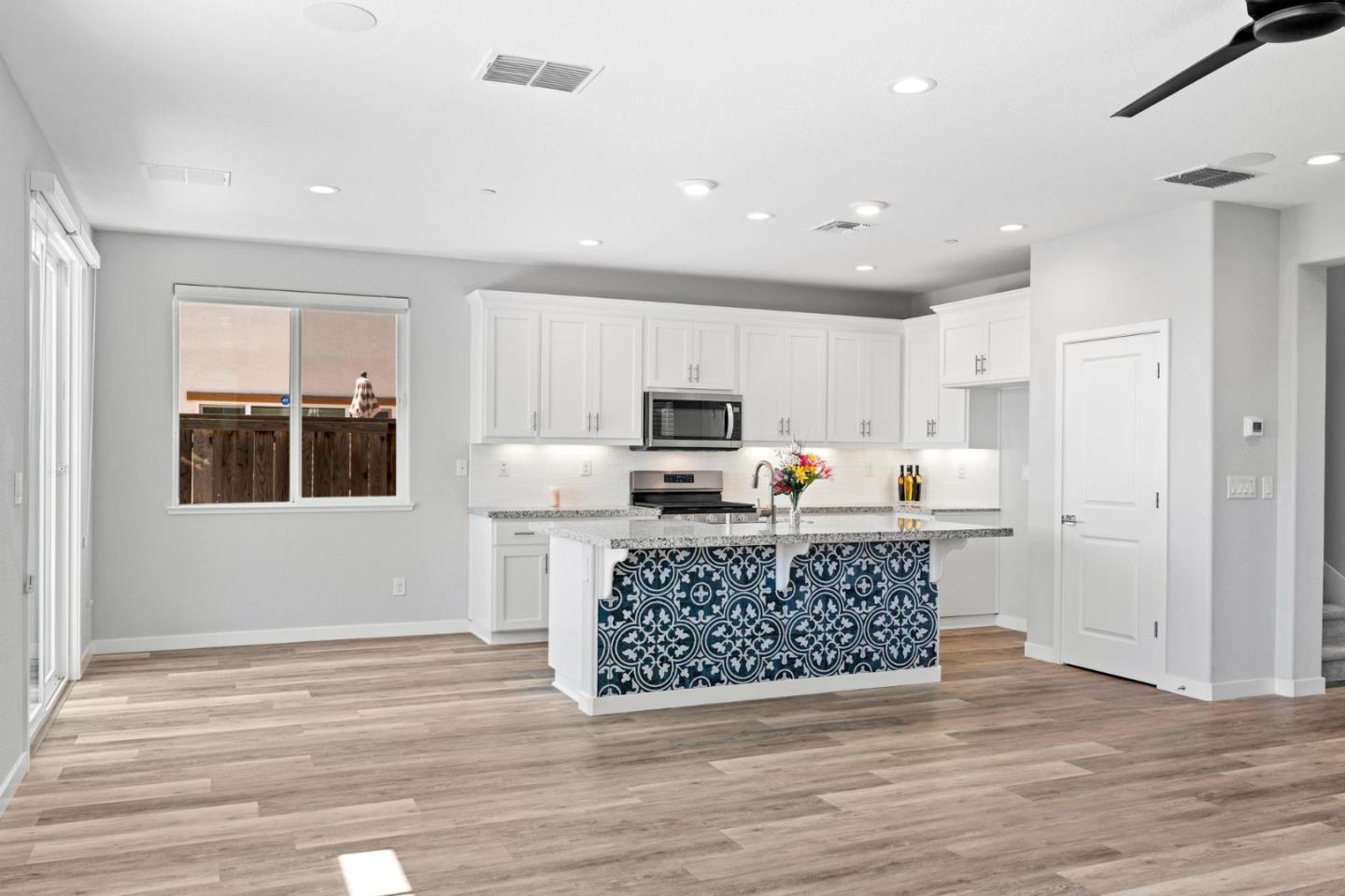 Detail Gallery Image 11 of 44 For 2360 Aerostar Way, Sacramento,  CA 95834 - 4 Beds | 3 Baths