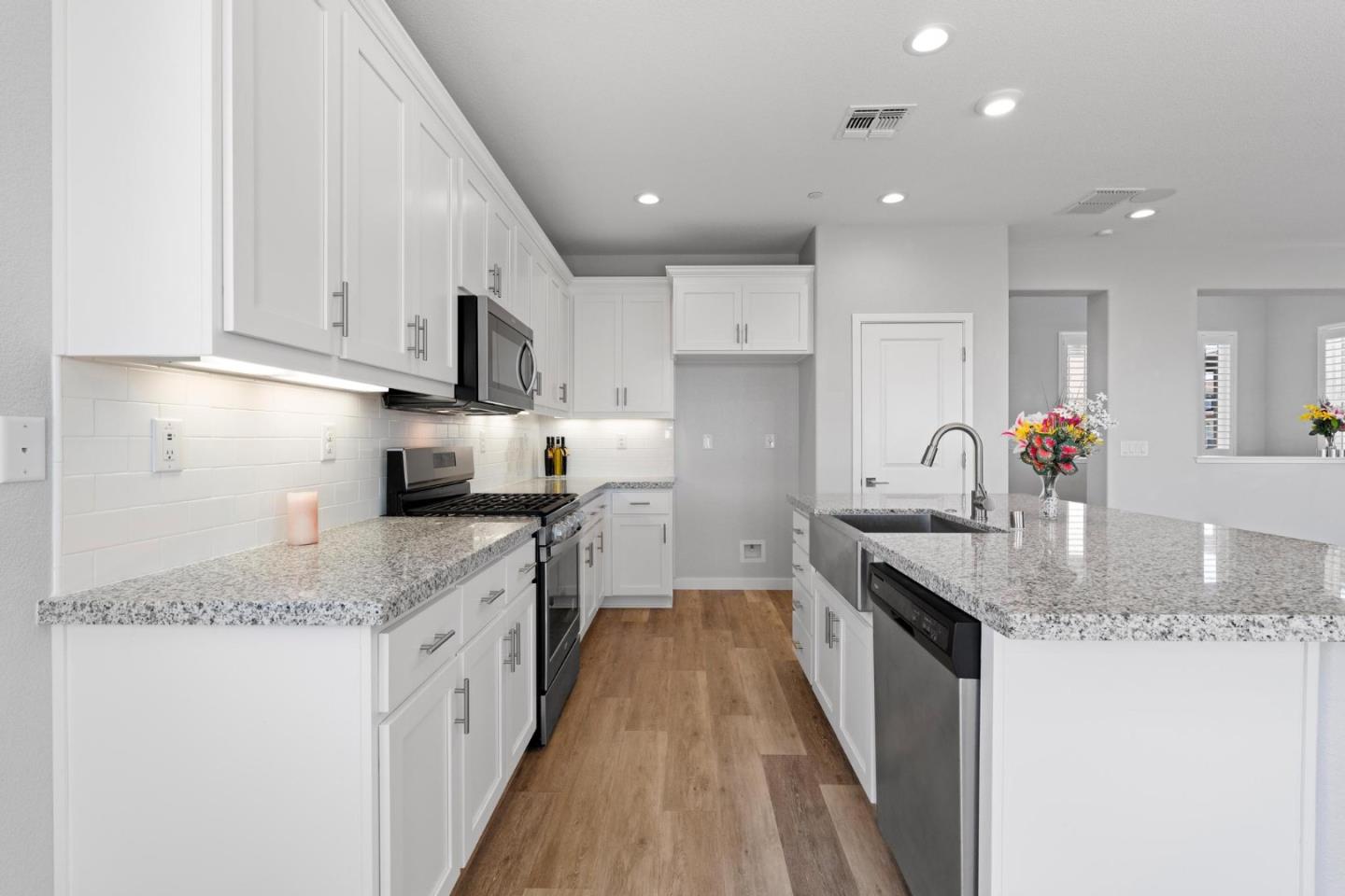 Detail Gallery Image 12 of 44 For 2360 Aerostar Way, Sacramento,  CA 95834 - 4 Beds | 3 Baths