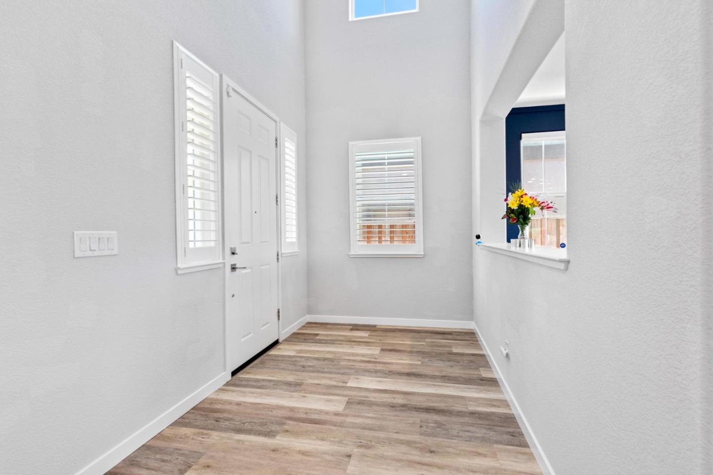 Detail Gallery Image 8 of 44 For 2360 Aerostar Way, Sacramento,  CA 95834 - 4 Beds | 3 Baths