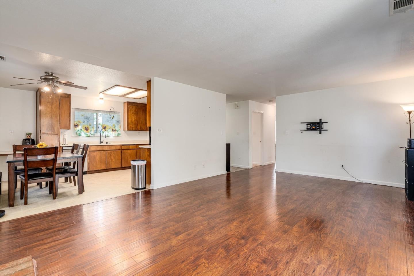 Detail Gallery Image 5 of 19 For 523 Thomas Cir, Suisun City,  CA 94585 - 3 Beds | 2 Baths