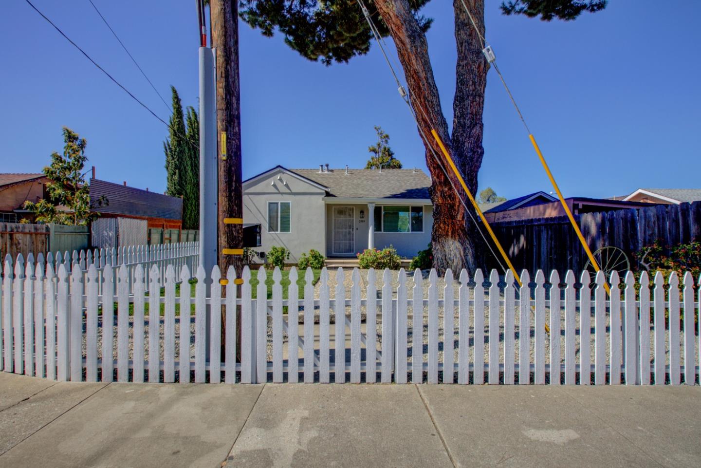 Detail Gallery Image 2 of 58 For 209 Mccreery Ave, San Jose,  CA 95116 - 3 Beds | 2/1 Baths