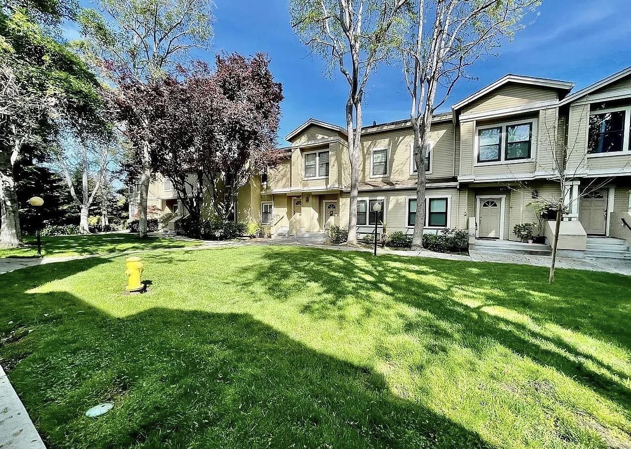 Detail Gallery Image 2 of 31 For 959 La Mesa Ter #G,  Sunnyvale,  CA 94086 - 3 Beds | 2/1 Baths