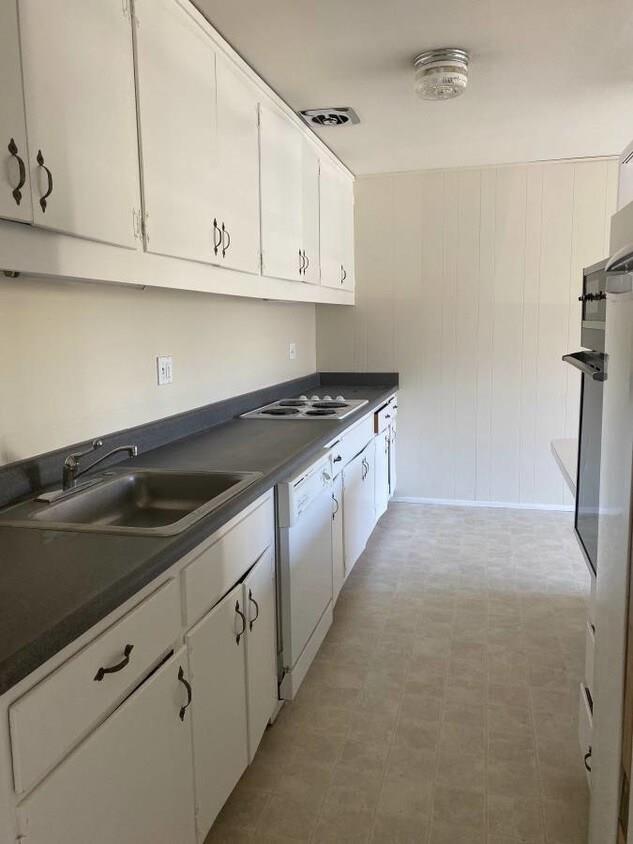 Detail Gallery Image 8 of 32 For Garden Ct, Belmont,  CA 94002 - – Beds | – Baths