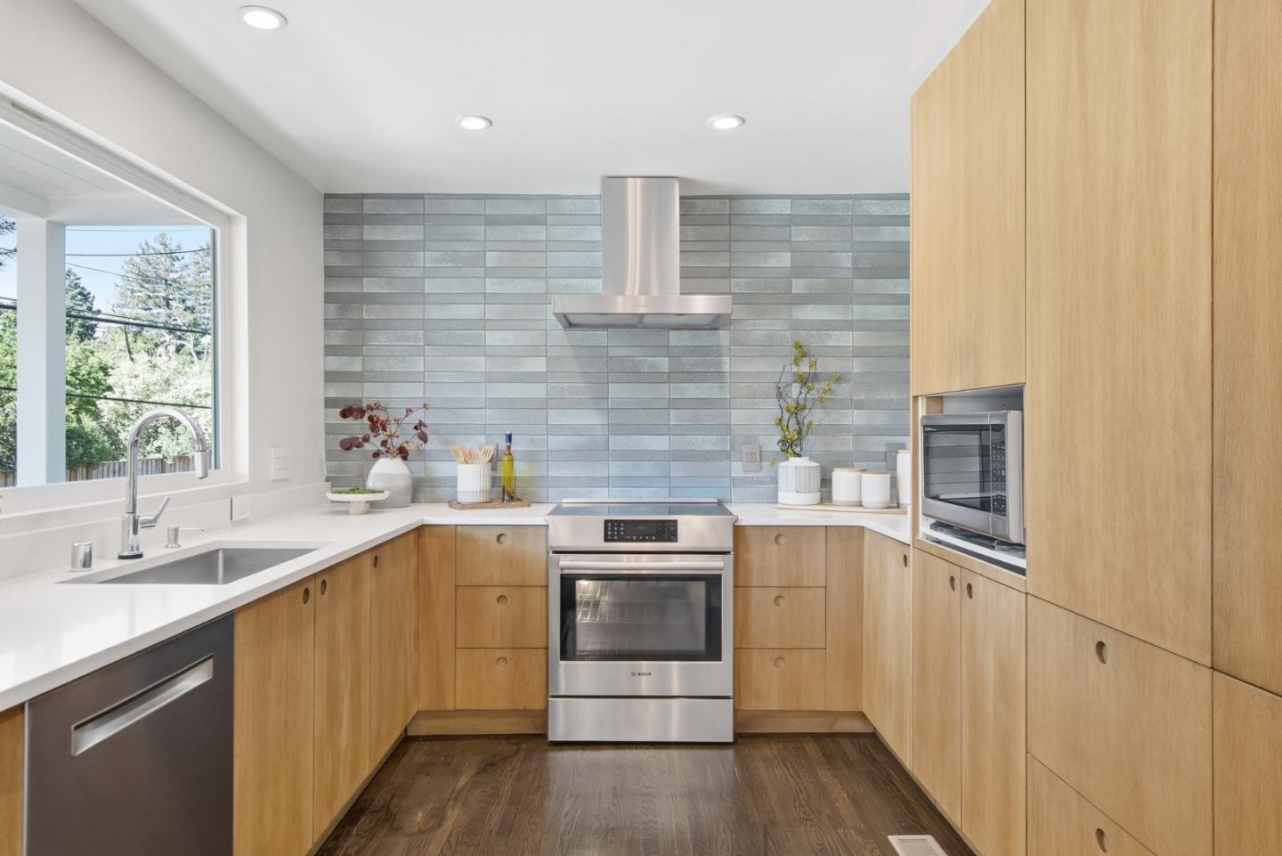 Detail Gallery Image 4 of 43 For 1860 San Carlos Ave, San Carlos,  CA 94070 - 3 Beds | 2 Baths