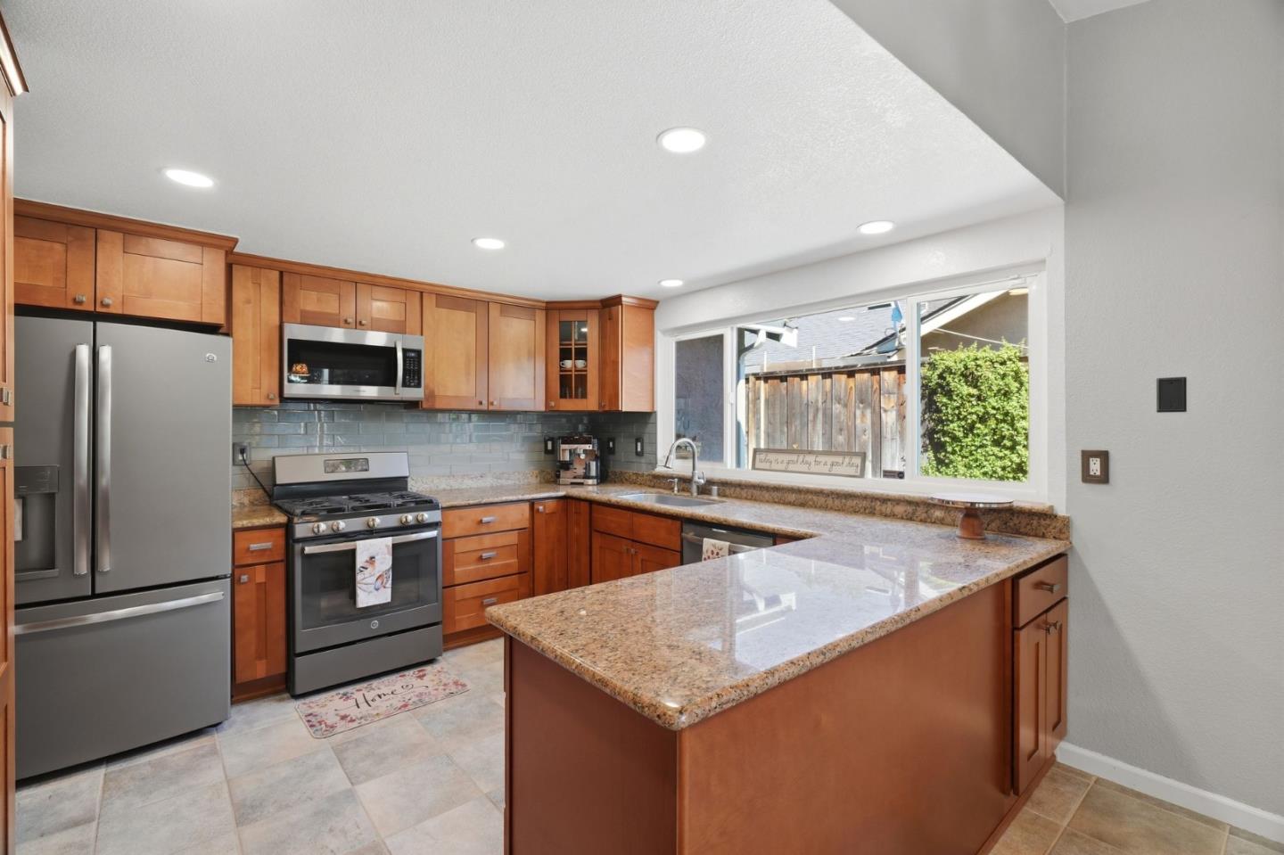 Detail Gallery Image 12 of 30 For 1140 Valbusa, Gilroy,  CA 95020 - 3 Beds | 2 Baths