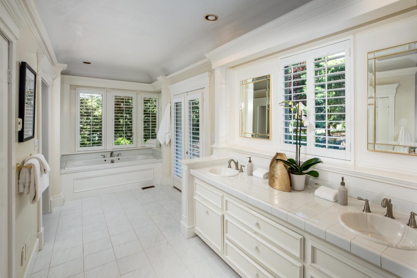 Detail Gallery Image 20 of 35 For 10950 Magdalena Rd, Los Altos Hills,  CA 94024 - 4 Beds | 4 Baths