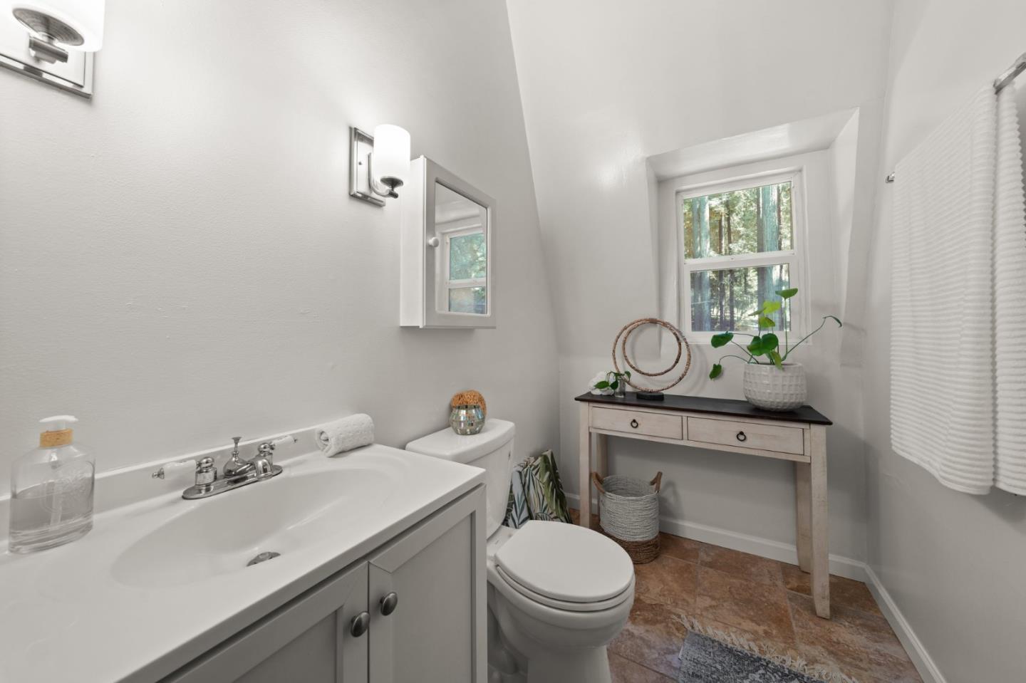 Detail Gallery Image 8 of 52 For 1666 Creek Dr, Felton,  CA 95018 - 4 Beds | 2/1 Baths