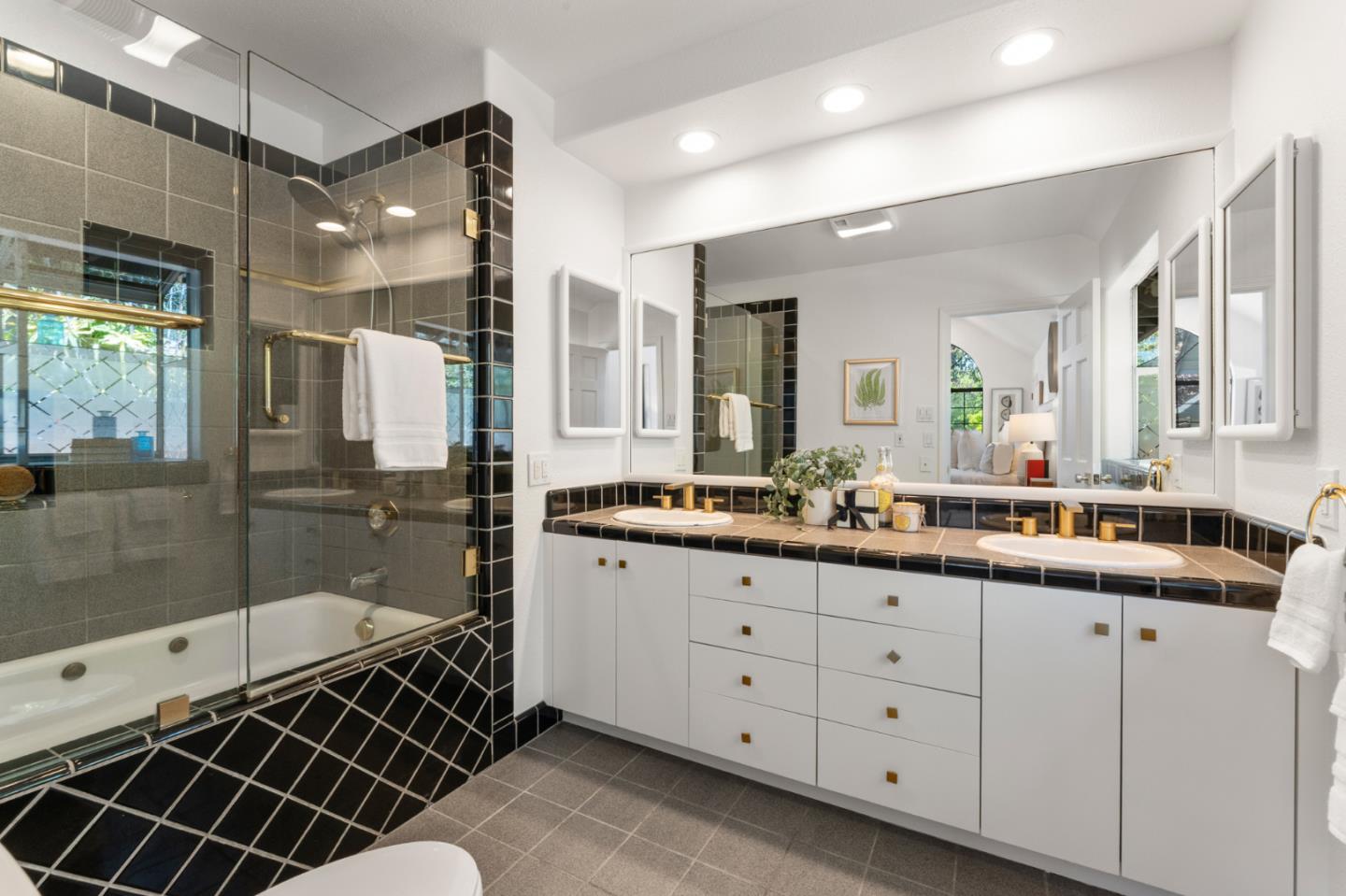 Detail Gallery Image 29 of 62 For 537 Mountain View Ave, Mountain View,  CA 94041 - 4 Beds | 3 Baths