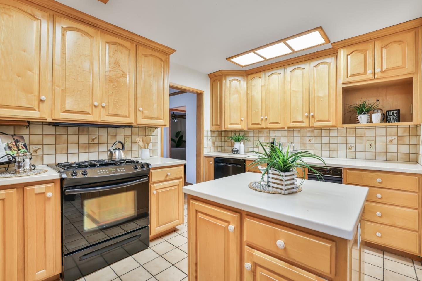 Detail Gallery Image 6 of 30 For 643 Bucher Ave, Santa Clara,  CA 95051 - 3 Beds | 2 Baths