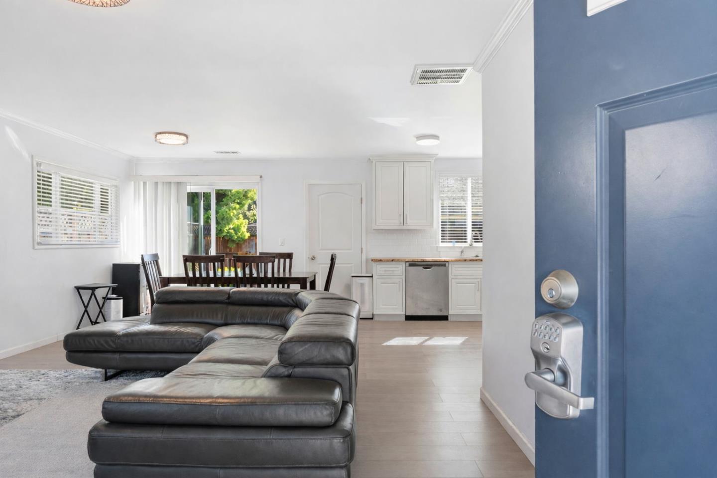 Detail Gallery Image 8 of 31 For 2170 Clarke Ave, East Palo Alto,  CA 94303 - 3 Beds | 2 Baths