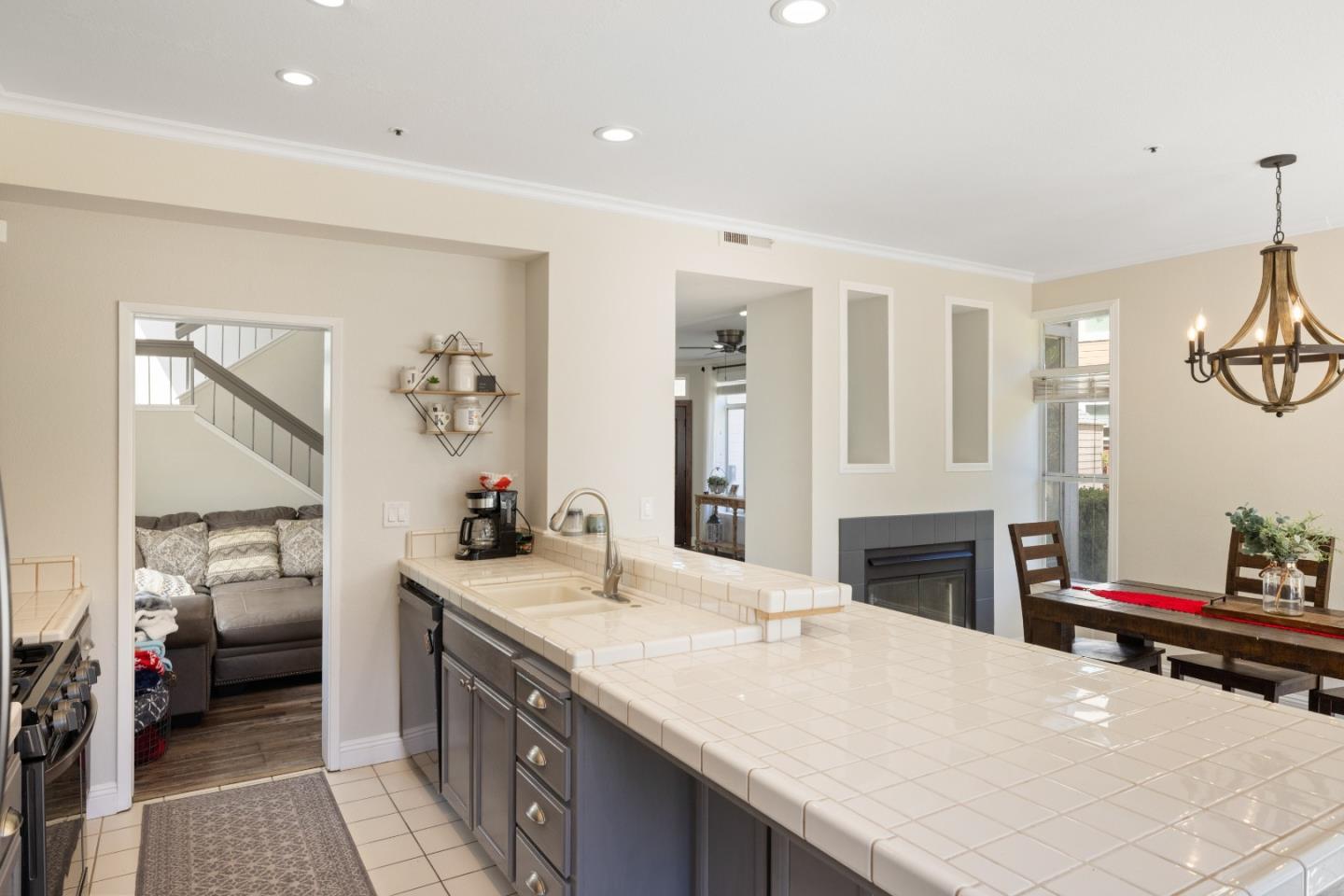 Detail Gallery Image 9 of 47 For 17554 Sugarmill Rd, Salinas,  CA 93908 - 5 Beds | 2/1 Baths