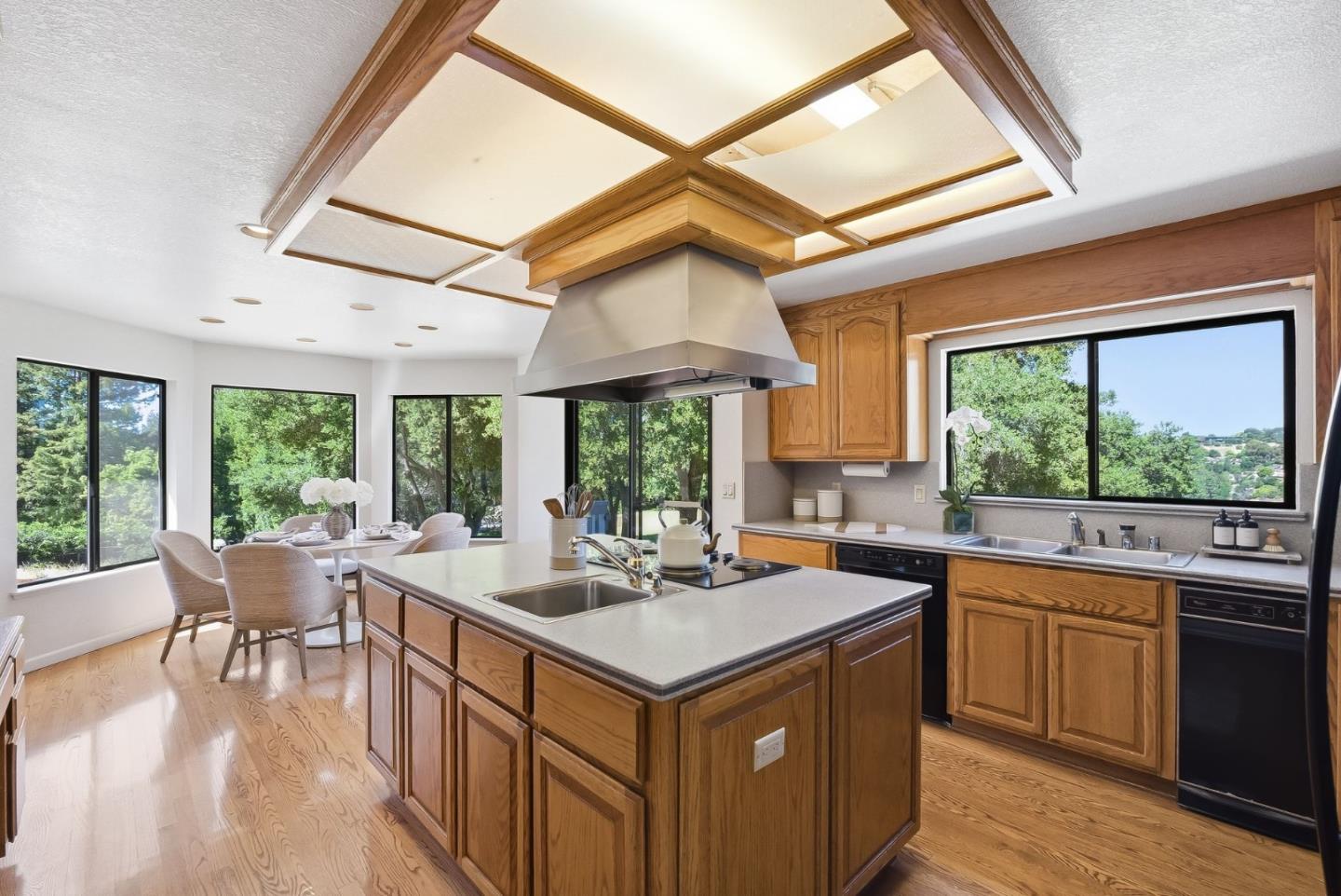 Detail Gallery Image 15 of 63 For 12390 Gigli Ct, Los Altos Hills,  CA 94022 - 5 Beds | 3/1 Baths