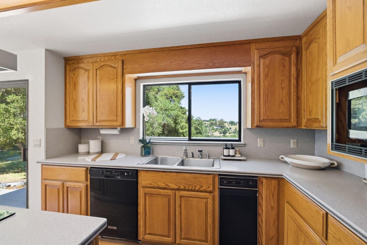 Detail Gallery Image 16 of 63 For 12390 Gigli Ct, Los Altos Hills,  CA 94022 - 5 Beds | 3/1 Baths