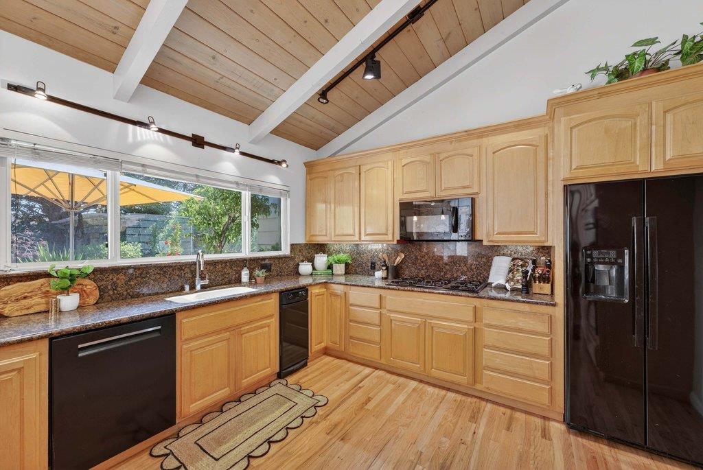 Detail Gallery Image 15 of 61 For 121 Greenbrier Dr, Aptos,  CA 95003 - 4 Beds | 2/1 Baths