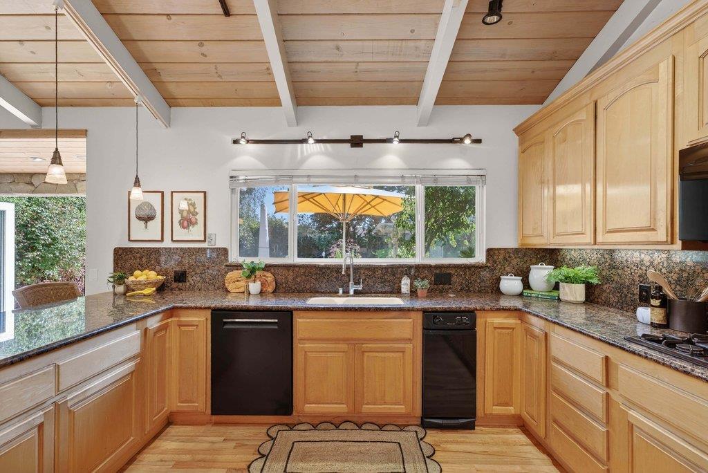 Detail Gallery Image 7 of 61 For 121 Greenbrier Dr, Aptos,  CA 95003 - 4 Beds | 2/1 Baths