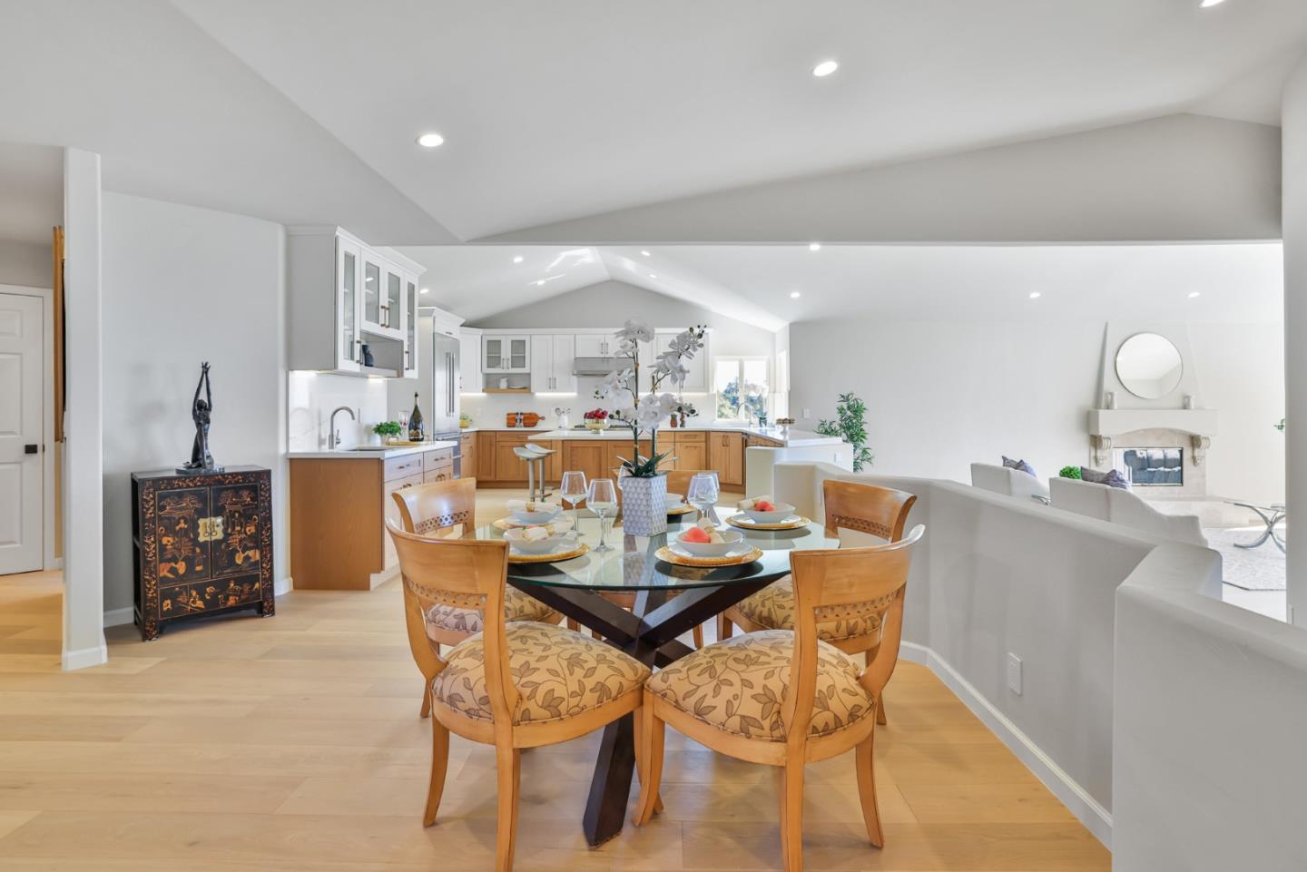 Detail Gallery Image 11 of 42 For 15 Serramar Drive, Oakland,  CA 94611 - 5 Beds | 3/1 Baths