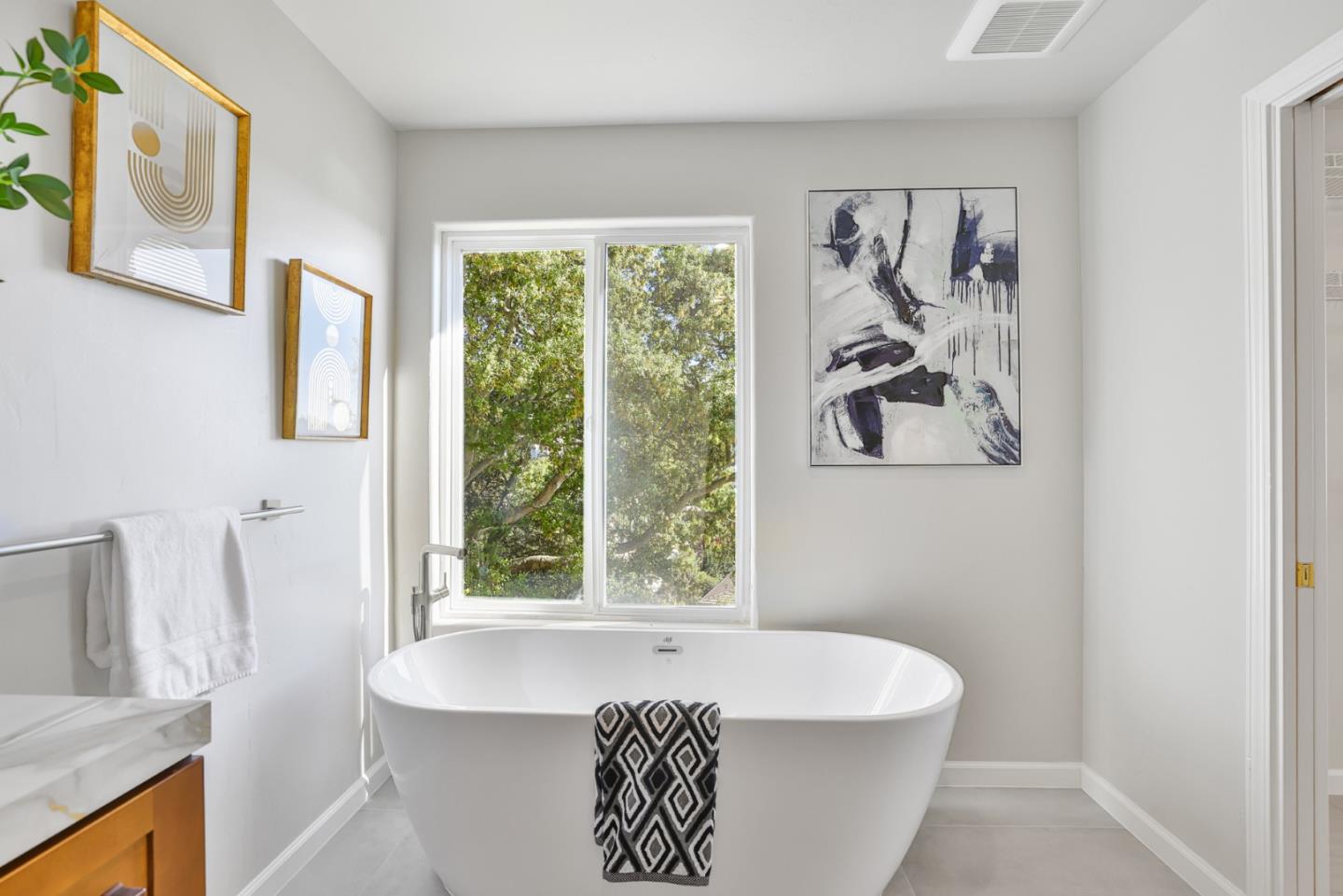 Detail Gallery Image 24 of 42 For 15 Serramar Drive, Oakland,  CA 94611 - 5 Beds | 3/1 Baths