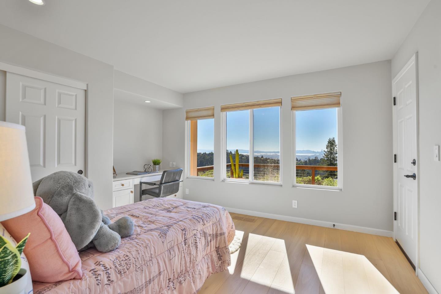 Detail Gallery Image 26 of 42 For 15 Serramar Drive, Oakland,  CA 94611 - 5 Beds | 3/1 Baths