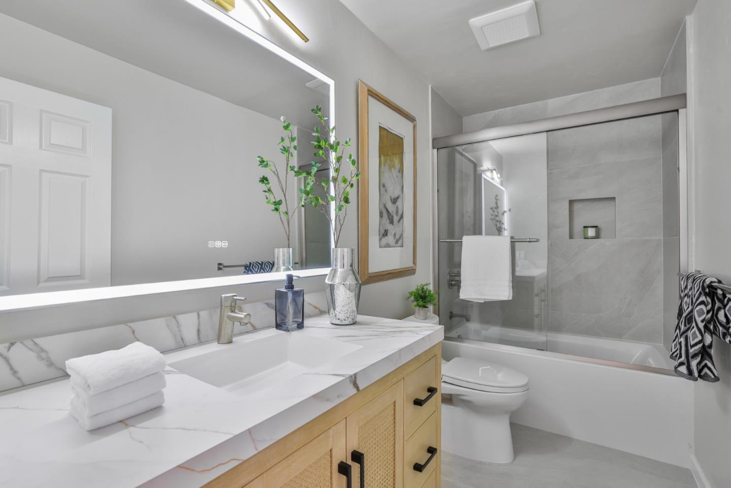 Detail Gallery Image 28 of 42 For 15 Serramar Drive, Oakland,  CA 94611 - 5 Beds | 3/1 Baths