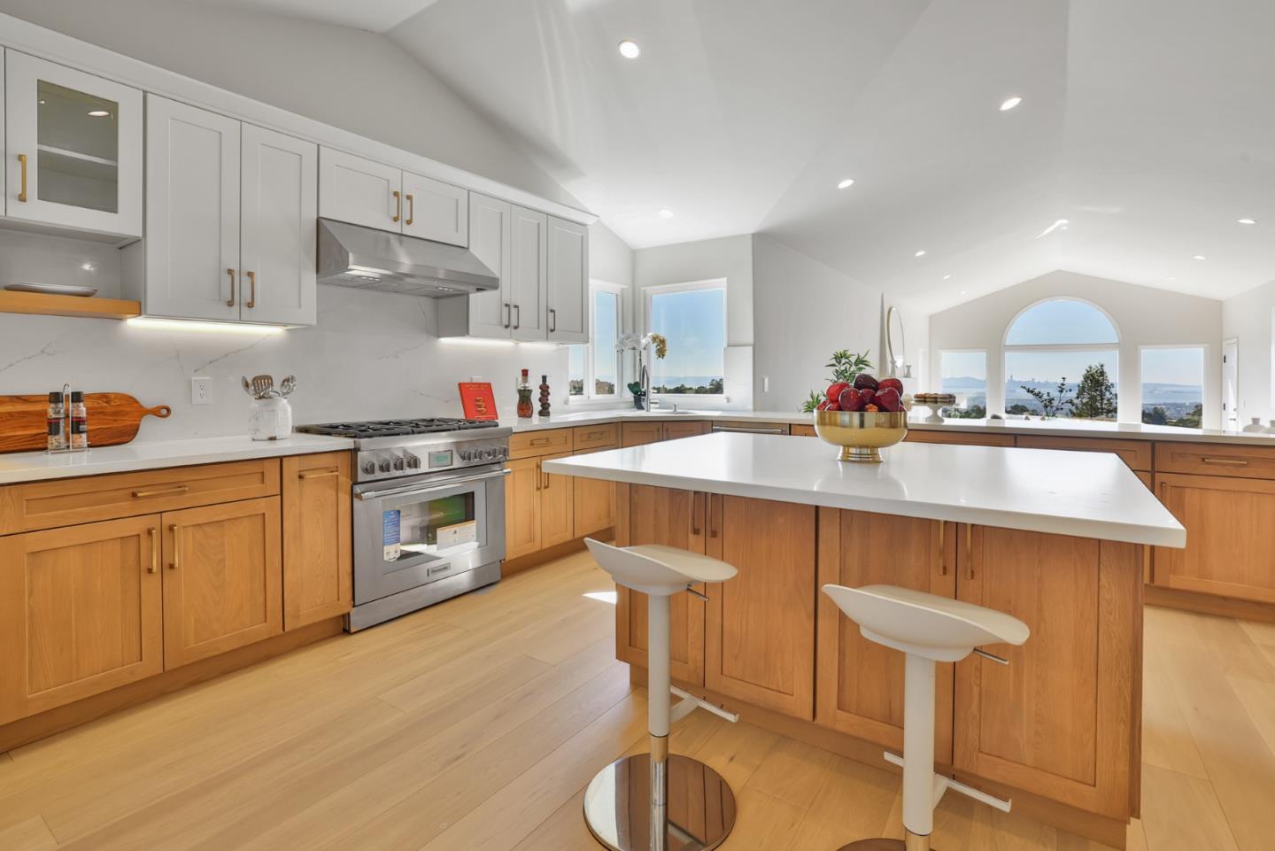 Detail Gallery Image 9 of 42 For 15 Serramar Drive, Oakland,  CA 94611 - 5 Beds | 3/1 Baths