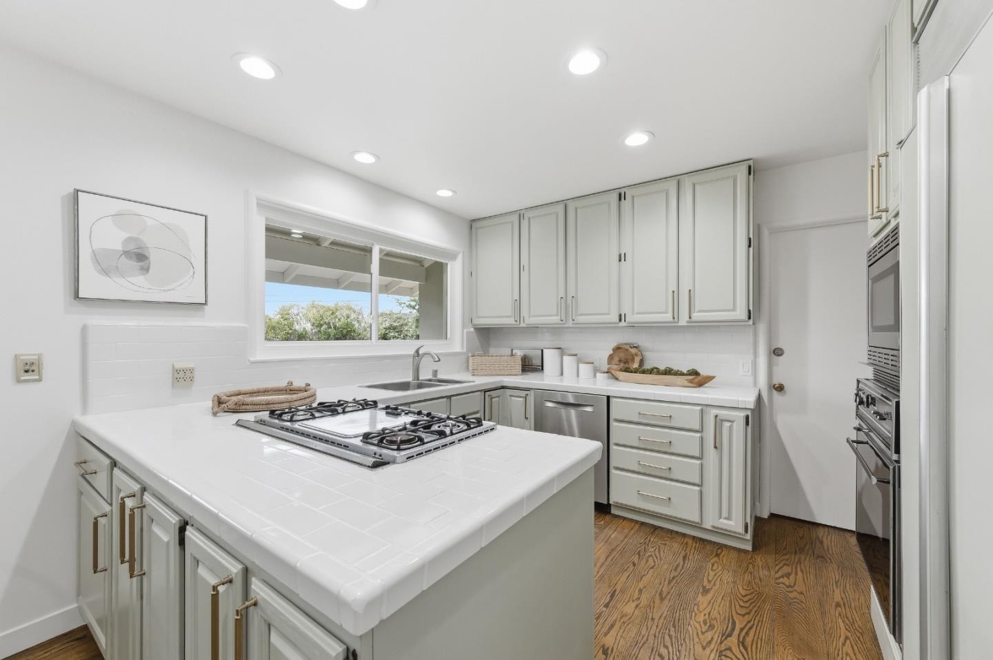 Detail Gallery Image 4 of 47 For 111 Lucero Way, Portola Valley,  CA 94028 - 4 Beds | 3 Baths