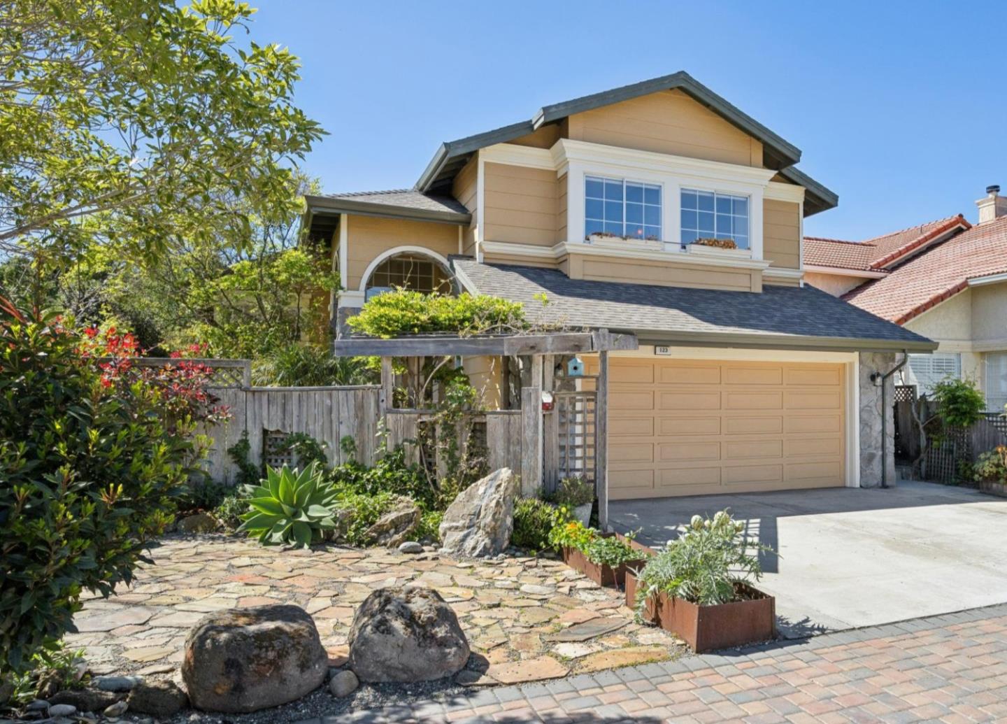 Detail Gallery Image 3 of 44 For 123 Presidio Ave, Half Moon Bay,  CA 94019 - 4 Beds | 3 Baths