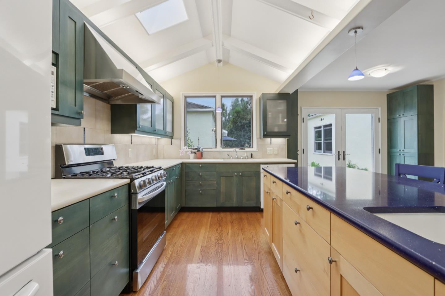 Detail Gallery Image 22 of 45 For 325 University Dr, Menlo Park,  CA 94025 - 3 Beds | 2 Baths