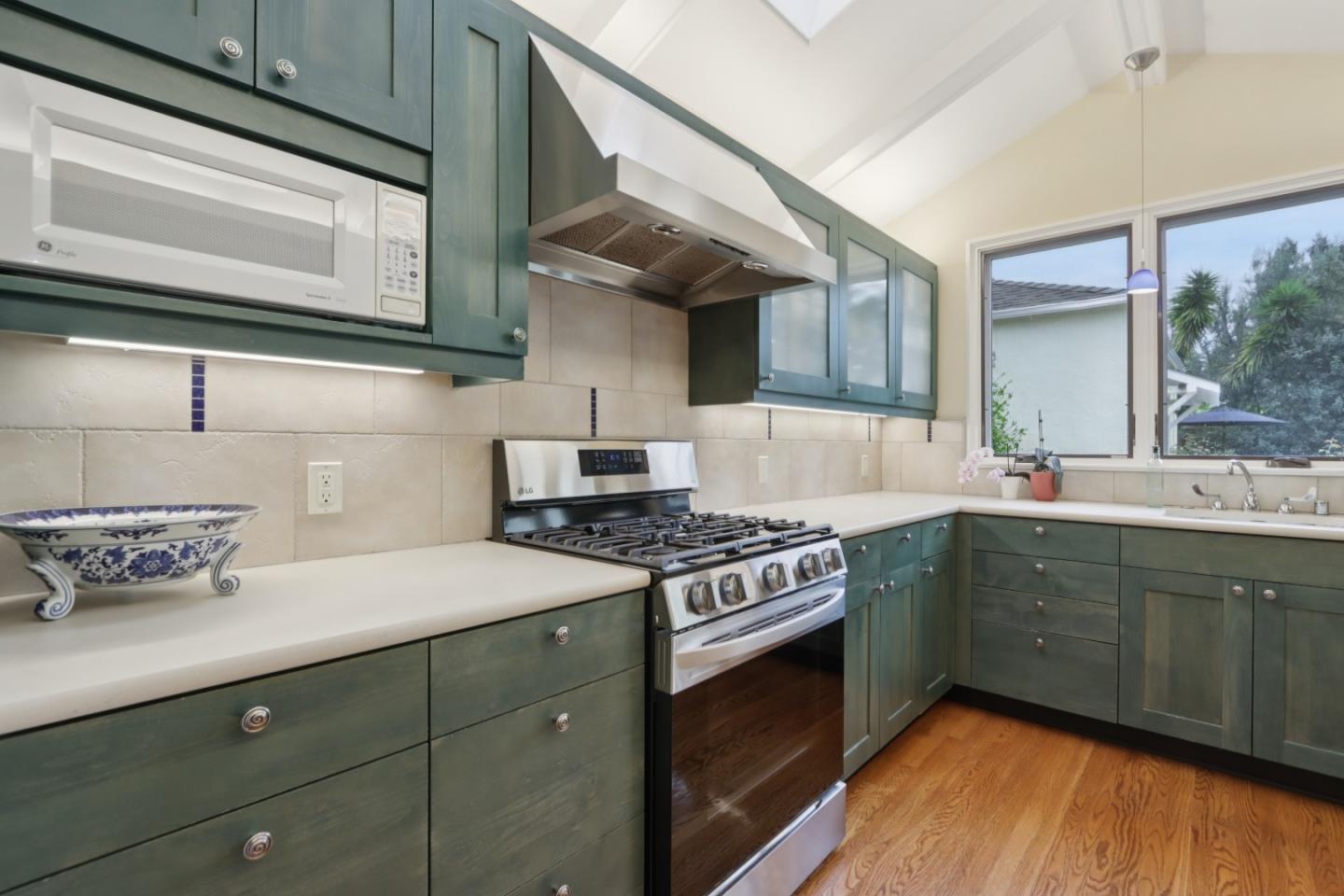 Detail Gallery Image 23 of 45 For 325 University Dr, Menlo Park,  CA 94025 - 3 Beds | 2 Baths