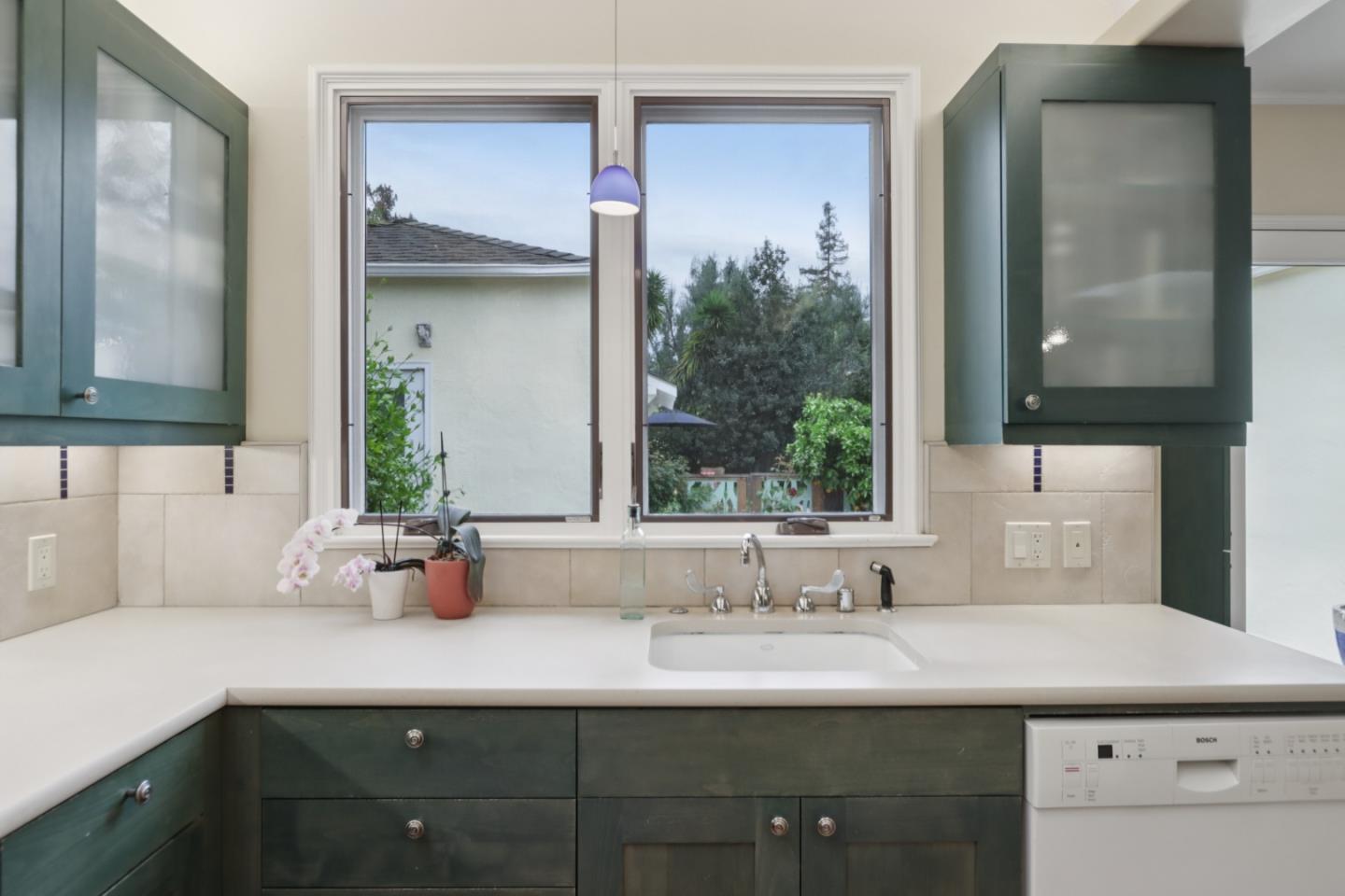 Detail Gallery Image 24 of 45 For 325 University Dr, Menlo Park,  CA 94025 - 3 Beds | 2 Baths