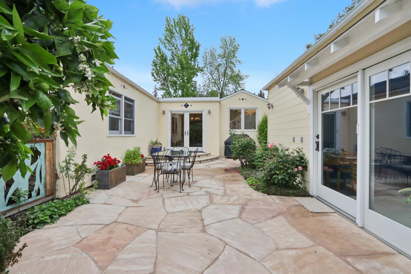 Detail Gallery Image 38 of 45 For 325 University Dr, Menlo Park,  CA 94025 - 3 Beds | 2 Baths