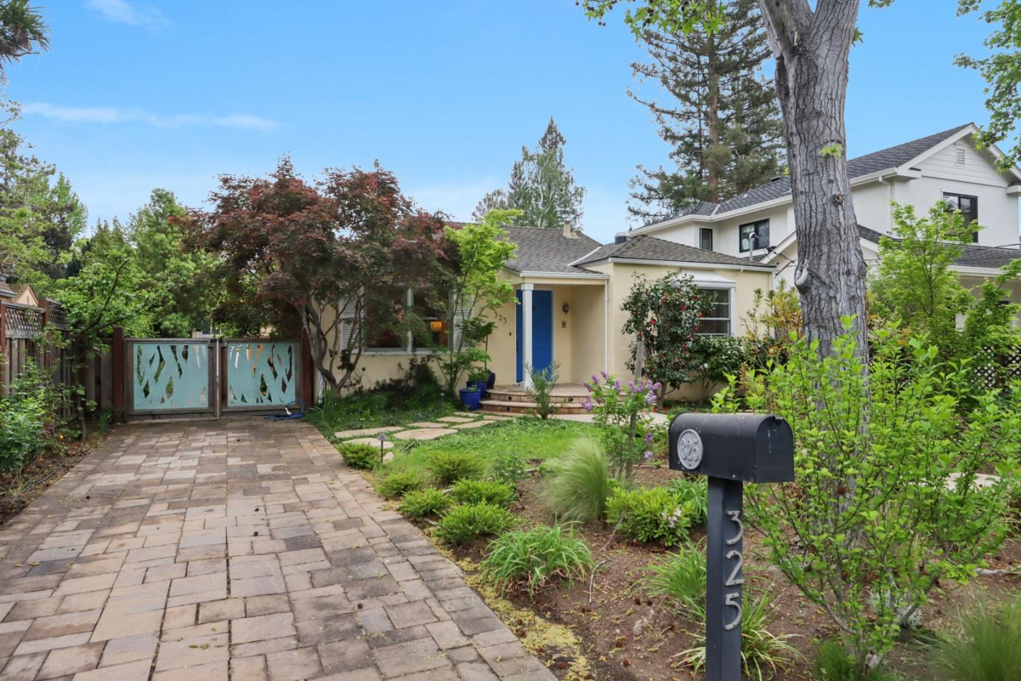 Detail Gallery Image 4 of 45 For 325 University Dr, Menlo Park,  CA 94025 - 3 Beds | 2 Baths