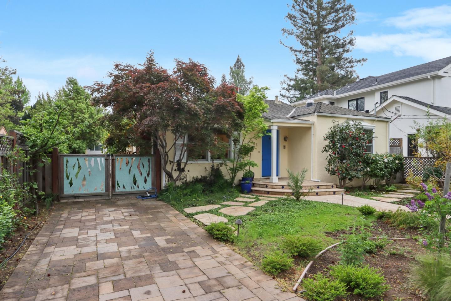 Detail Gallery Image 5 of 45 For 325 University Dr, Menlo Park,  CA 94025 - 3 Beds | 2 Baths