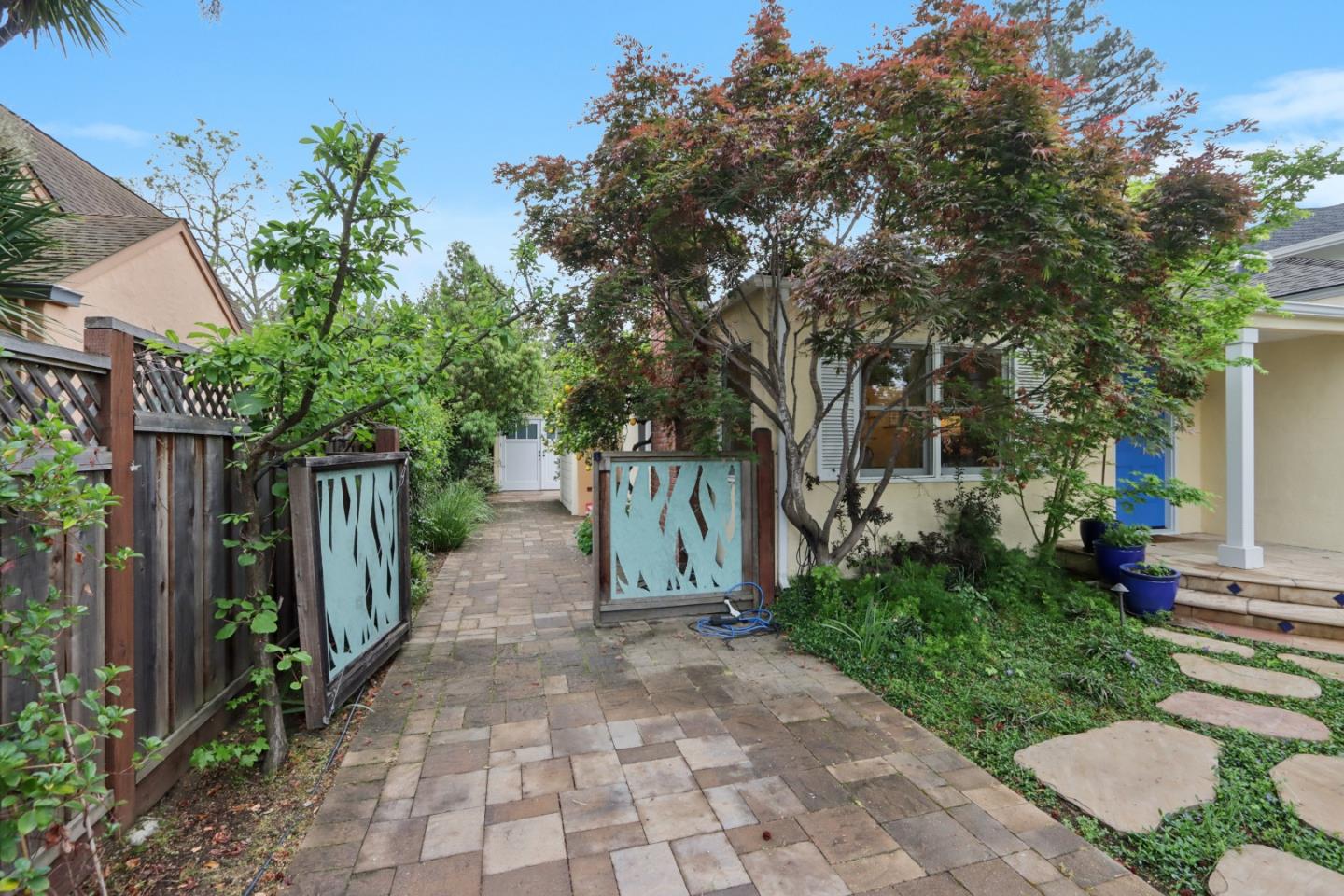 Detail Gallery Image 6 of 45 For 325 University Dr, Menlo Park,  CA 94025 - 3 Beds | 2 Baths