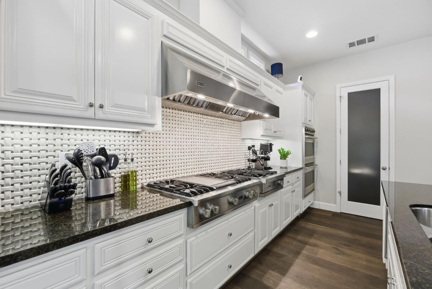 Detail Gallery Image 11 of 41 For 170 Levin Ave, Mountain View,  CA 94040 - 4 Beds | 3/1 Baths