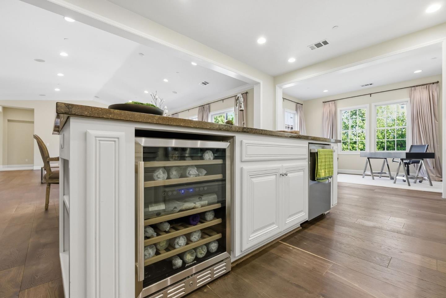 Detail Gallery Image 14 of 41 For 170 Levin Ave, Mountain View,  CA 94040 - 4 Beds | 3/1 Baths