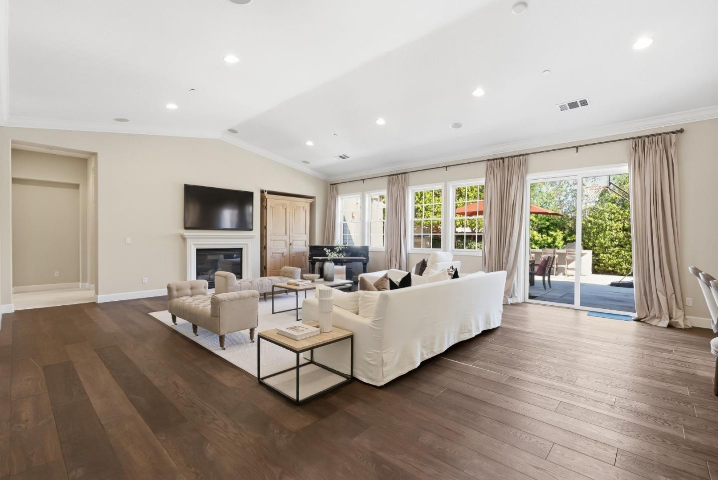 Detail Gallery Image 9 of 41 For 170 Levin Ave, Mountain View,  CA 94040 - 4 Beds | 3/1 Baths