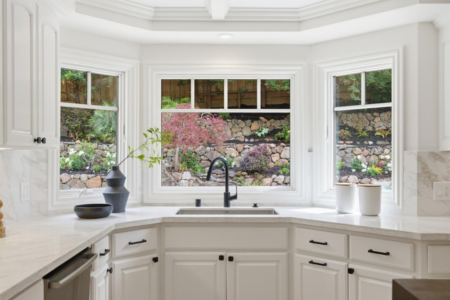 Detail Gallery Image 13 of 91 For 207 Edgehill Dr, San Carlos,  CA 94070 - 5 Beds | 3/1 Baths