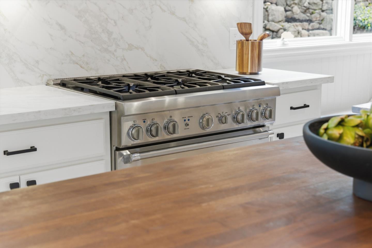 Detail Gallery Image 14 of 91 For 207 Edgehill Dr, San Carlos,  CA 94070 - 5 Beds | 3/1 Baths