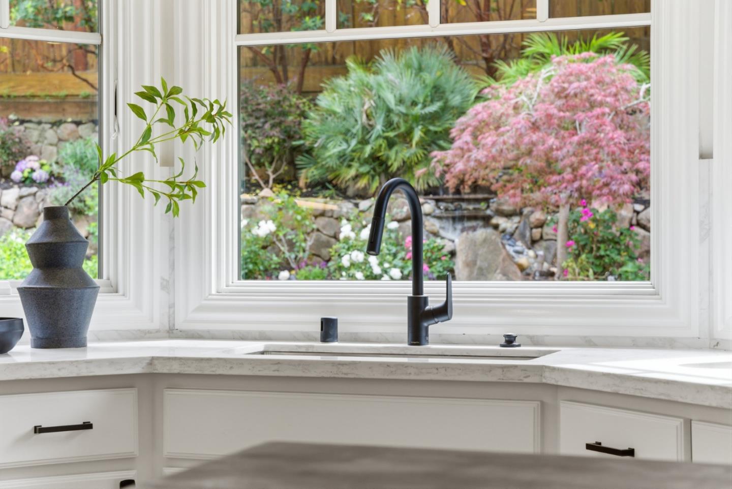 Detail Gallery Image 15 of 91 For 207 Edgehill Dr, San Carlos,  CA 94070 - 5 Beds | 3/1 Baths